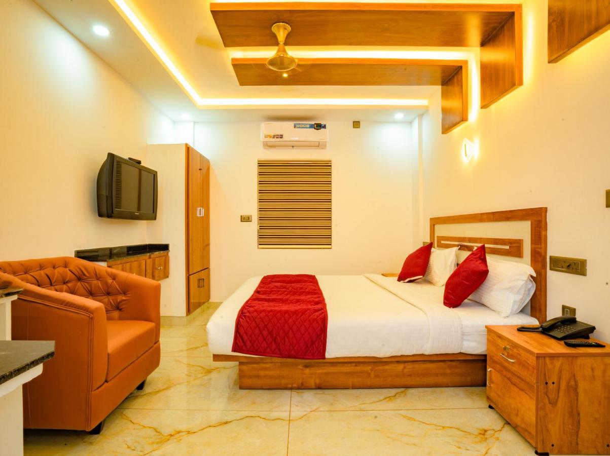 Marina Suites Airport Hotel Kochi Exterior foto